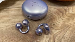 In-ear headphones: Huawei FreeClip