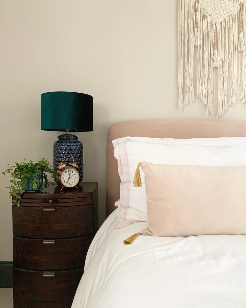 Meja samping dengan lampu gelap