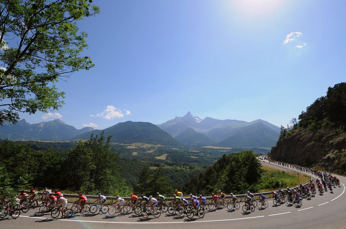 The peloton rolling out of Chamb&eacute;ry during the Tour