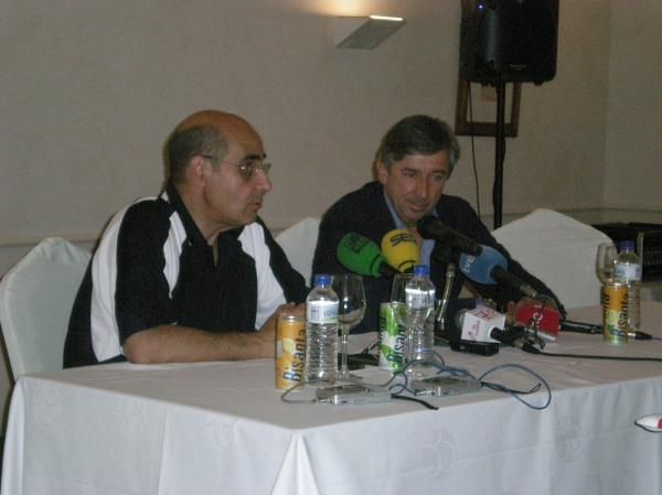 Telefonica general secretary Luis Abril and Caisse d'Epargne manager Eusebio Unzue unveil the new Movistar team