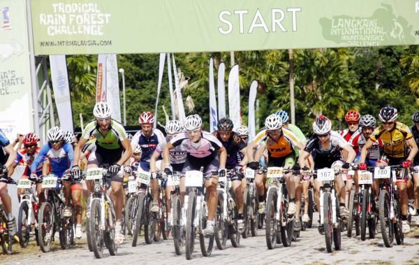 The elite women's start of stage 3