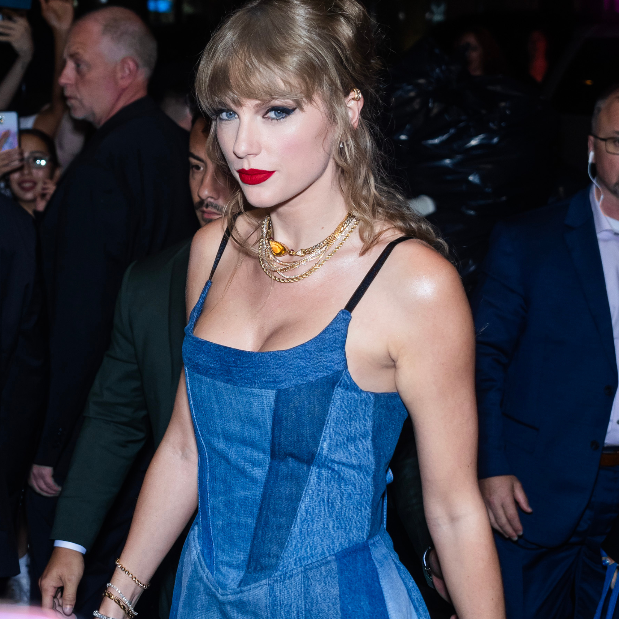 Taylor Swift Wore '1989' Blue and a Faux Bob to Her 'Eras Tour' Film  Premiere