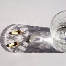 Magnesium supplements: A water glass with supplements