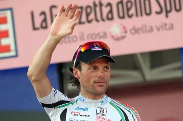 Danilo Di Luca (LPR Brakes-Farnese Vini) waves.