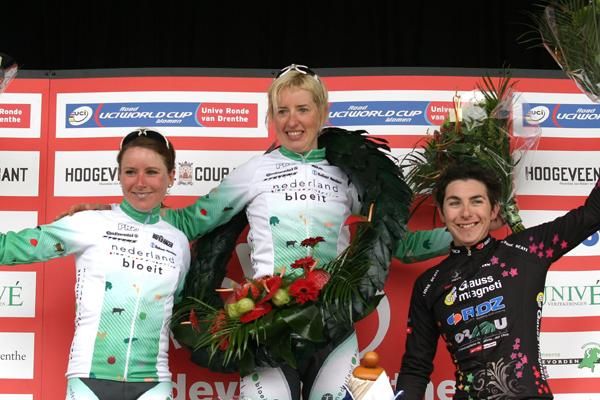 The podium: Annemiek Van Vleuten (Nederland Bloeit), Loes Gunnewijk (Nederland Bloeit), Giorgia Bronzini (Gauss RDZ Ormu)