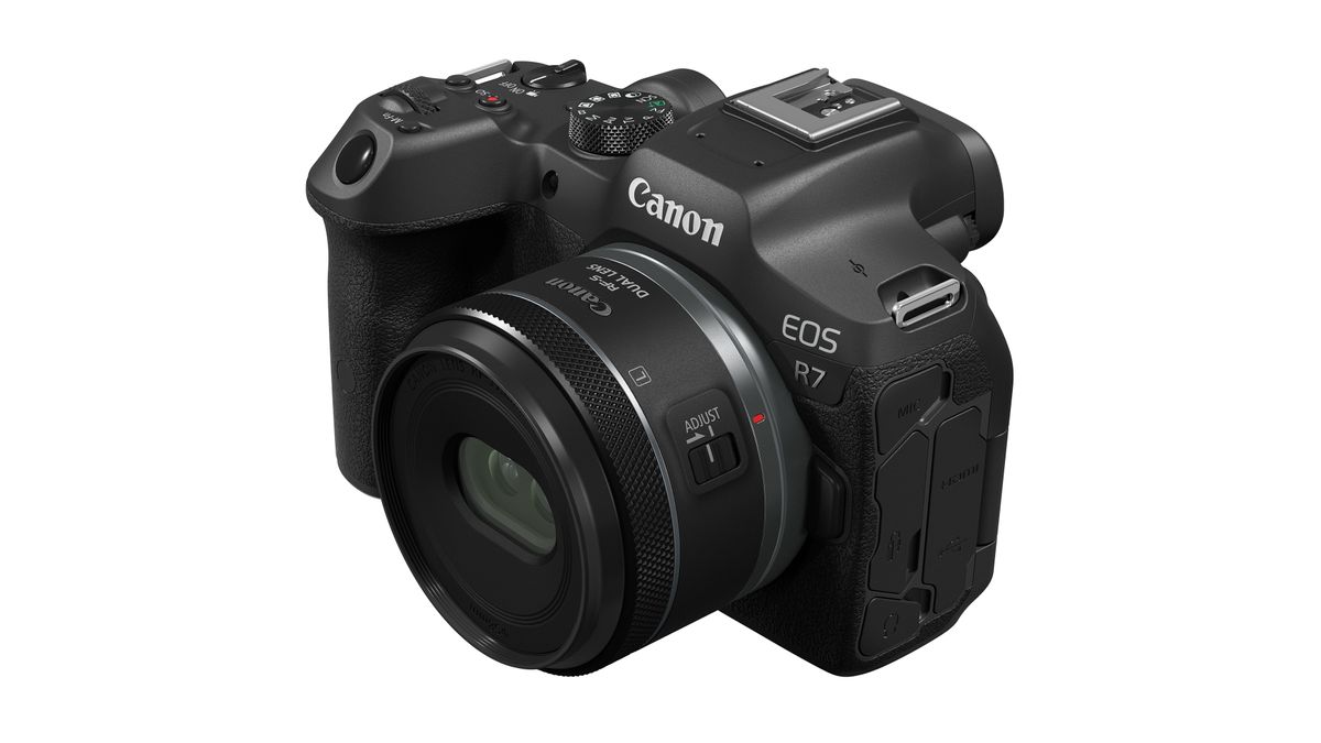 Canon RF-S 7.8mm f/4 STM Dual against a white background