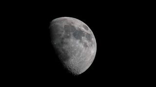 La Luna fotografata con un vecchio tele manuale da 300 mm e duplicatore di focale
