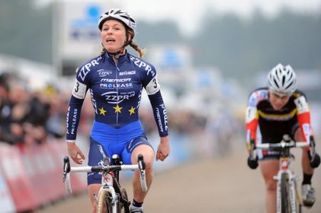 Daphny Van Den Brand leads Sanne Cant to the line