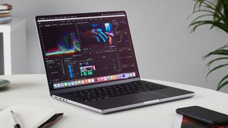 MacBook Pro 14" (2021), åpnet på et bord