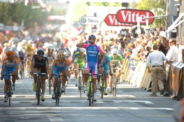 Alessandro Petacchi (Lampre-Farnese Vini) takes the sixth Tour stage of his career
