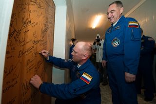 Expedition 39 Door Signing