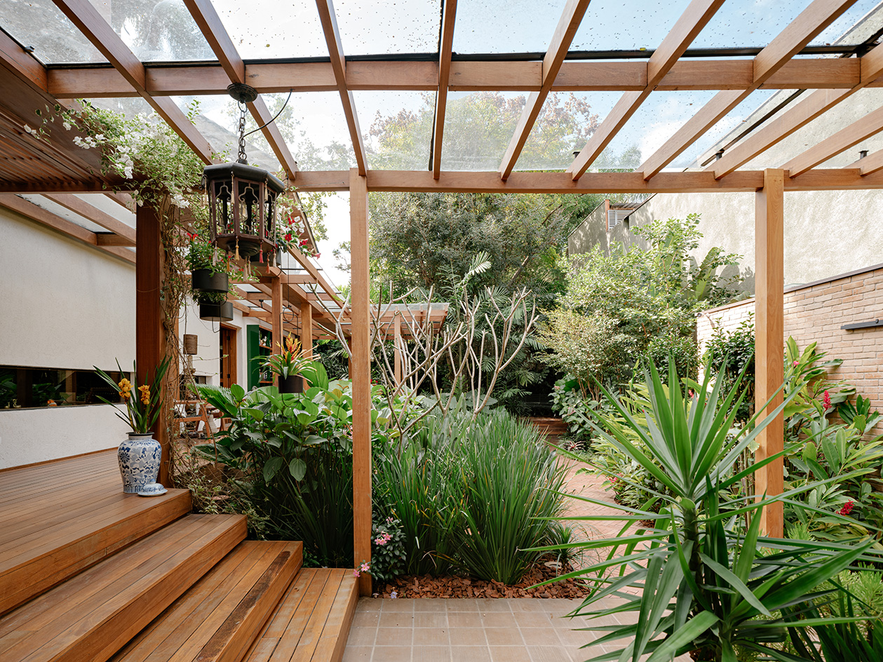a brazilian garden house by Kika Camasmie, engulfed in greenery