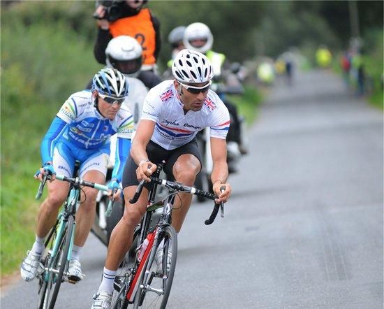 Kristian House (Rapha Condor) leads Stian Remme (Cerv&eacute;lo) in the break.