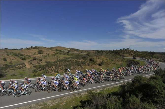 The peloton en route from Faro to Albufeira stage 1 at the Volta ao Algarve