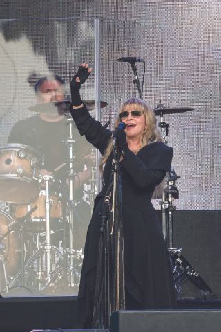 Stevie Nicks: throwing Mata Hari shapes