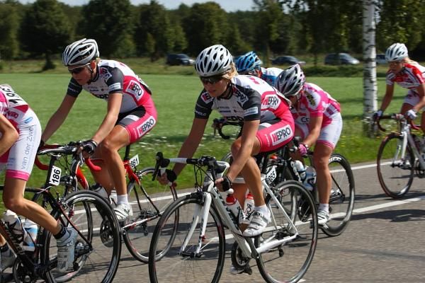 Domestic riders, Alie Gercama and Hanneke Mulder (Hepro Kunststof Kozijnen NWVG) in the bunch