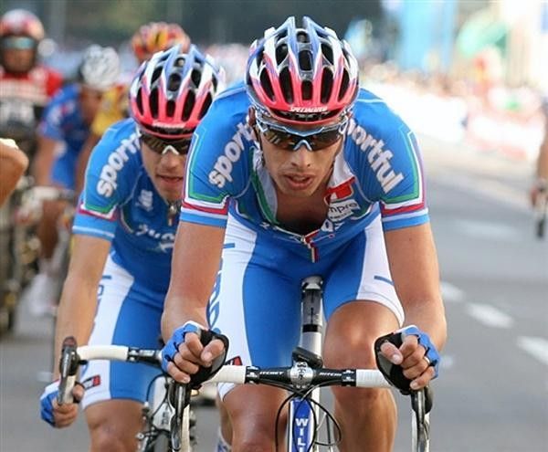 Alessandro Ballan pedals in front of compatriot Damiano Cunego