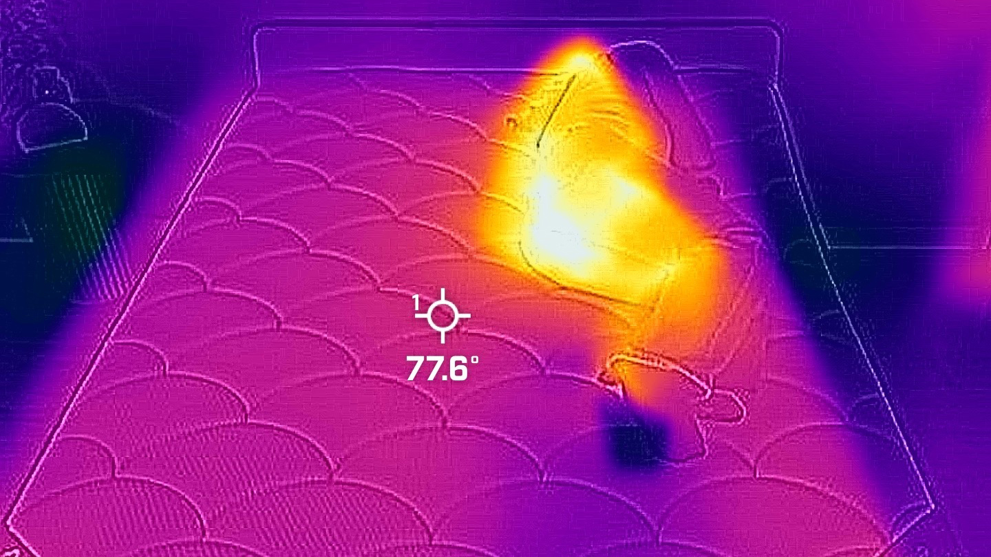 Thermal image showing the heat created by a person lying on their side on the right hand side of a Saatva Classic mattress
