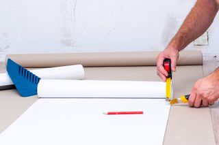 Cutting wallpaper to size