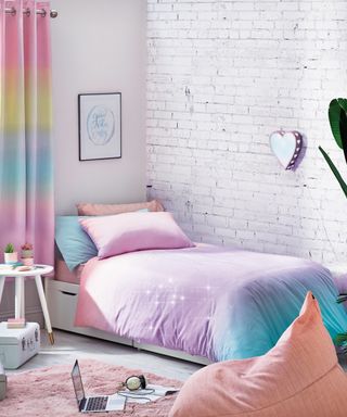 Teenage girl bedroom idea with ombre curtains and duvet