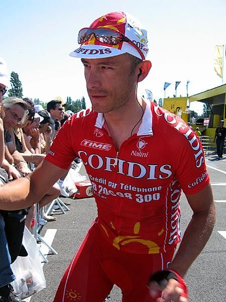 Cofidis is trying to defend Chavanel's jersey.