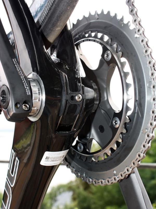The Alize's internally routed derailleur cables reappear down at the bottom bracket.
