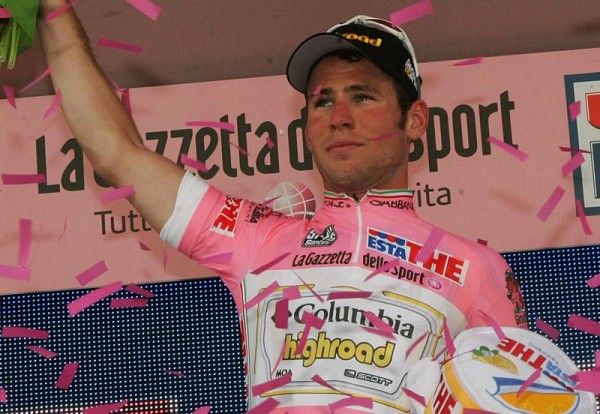 Mark Cavendish (Team Columbia - Highroad) salutes the crowd as the confetti flies.