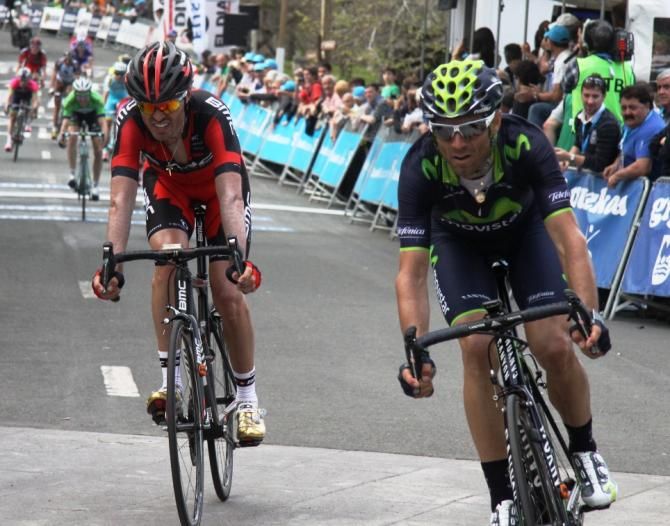 Alejandro Valverde and Sammy Sanchez finish up