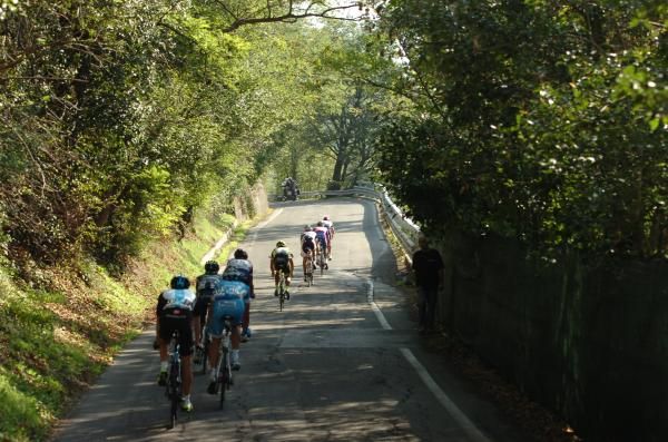 The peloton shatters on the climbs of Giro dell'Emilia