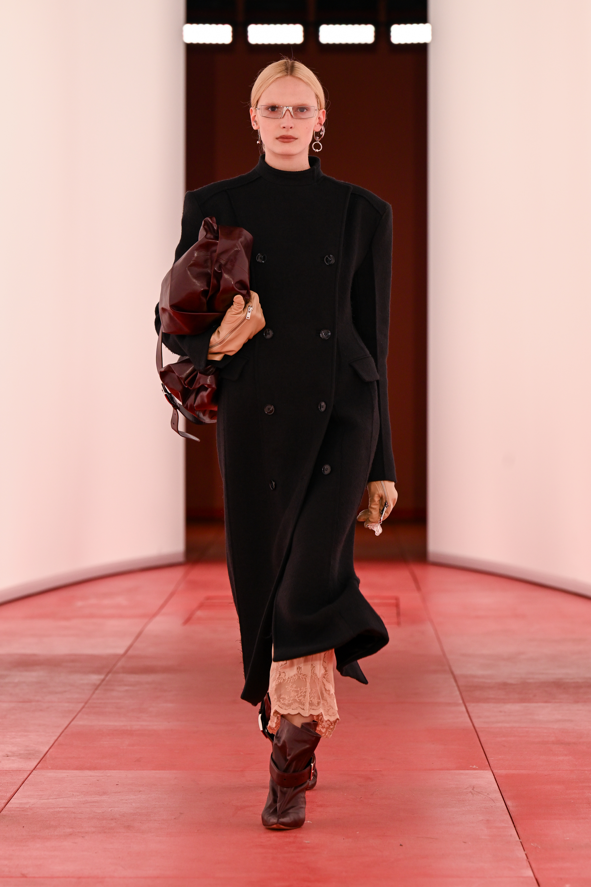 a model walks the runway at H&amp;amp;M&#039;s London Fashion Week show.