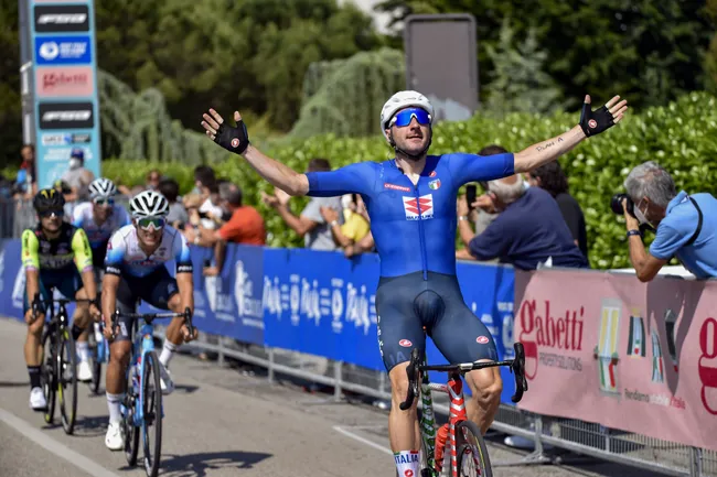 Elia Viviani vince ad Aviano la prima tappa dellAdriatica Ionica Race (foto: Bettini Photo)