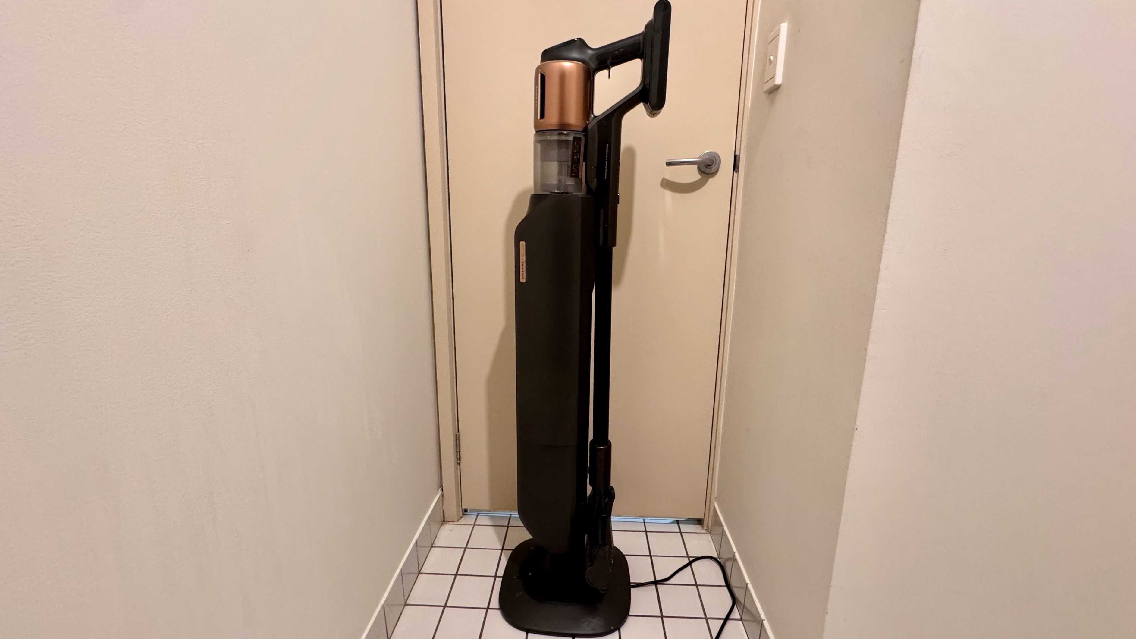 Dreame Z20 Station docking station with vacuum cleaner docked.