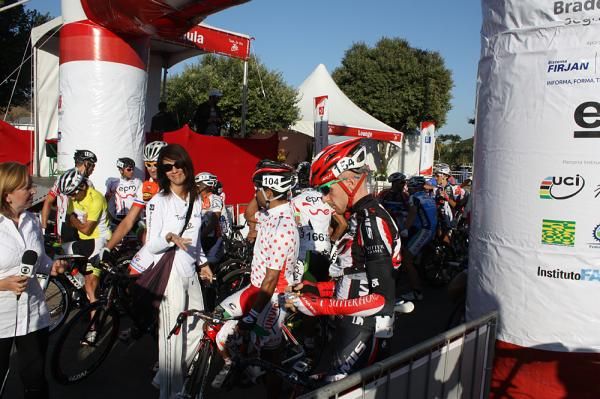 Juc&aacute; wishes the peloton well ahead of stage 3.