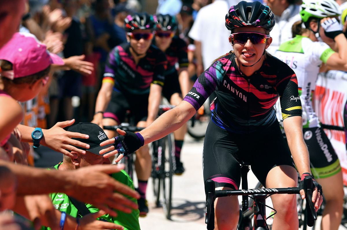 Alexi Ryan (Canyon-SRAM) meets the fans