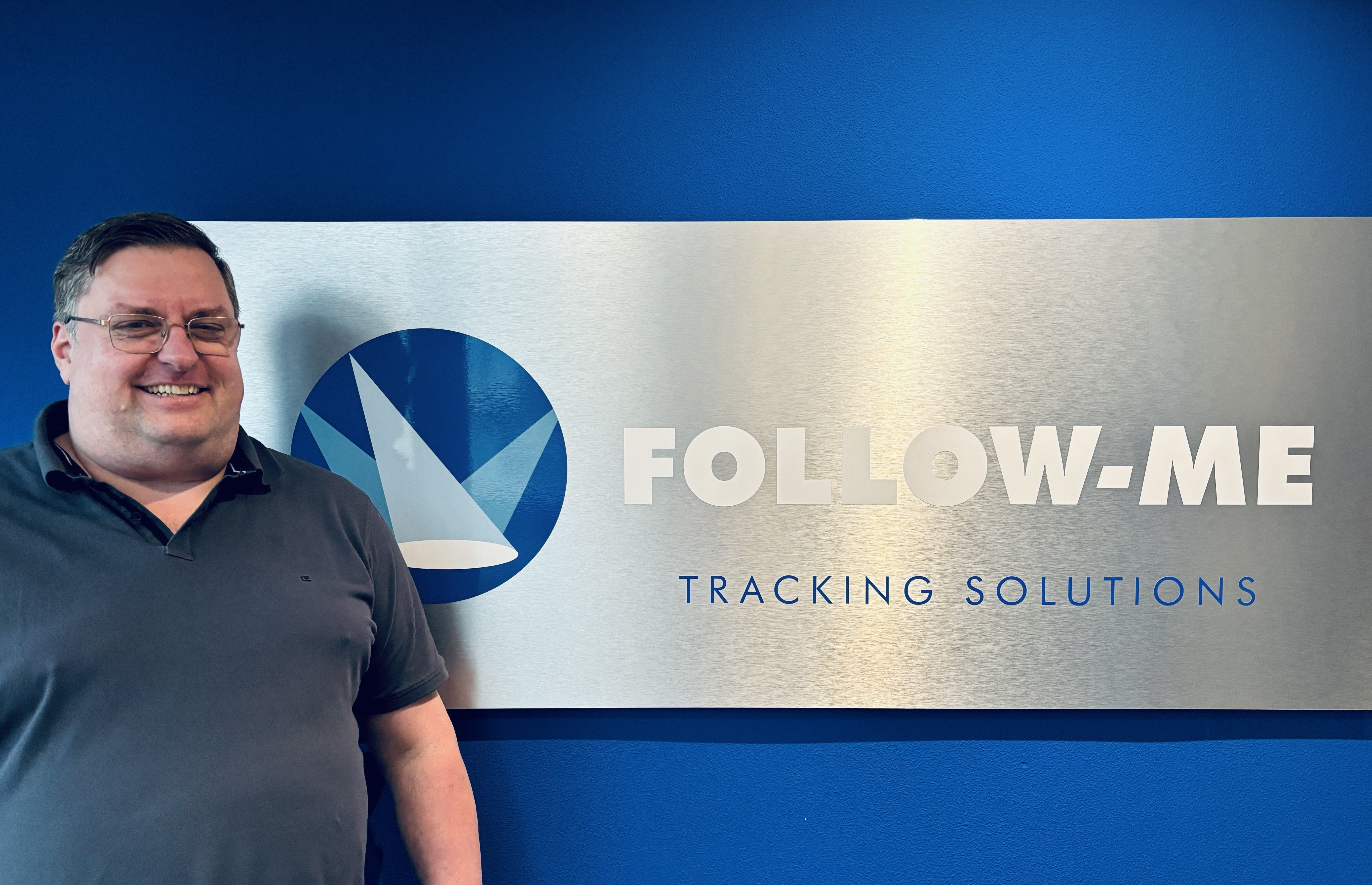 Siling headshot of Menno Appelhof in front of the Follow-Me sign.