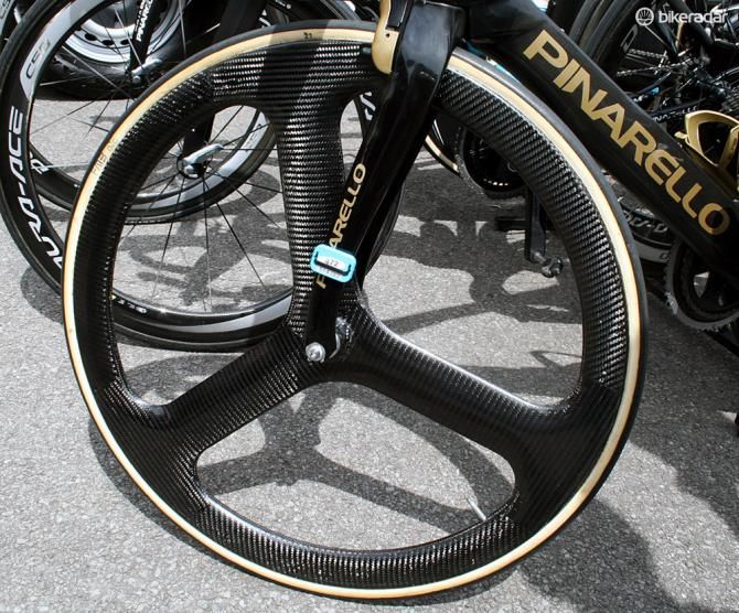 Wiggins rides a HED GT3 front wheel