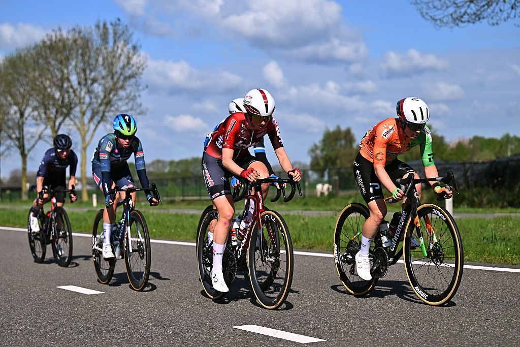 Cinco corredoras están a la cabeza durante la 12.ª Amstel Gold Race Ladies Edition 2026 - Women's Elite en Valkenburg, Países Bajos. (Foto de Luc Claessen/Getty Images)