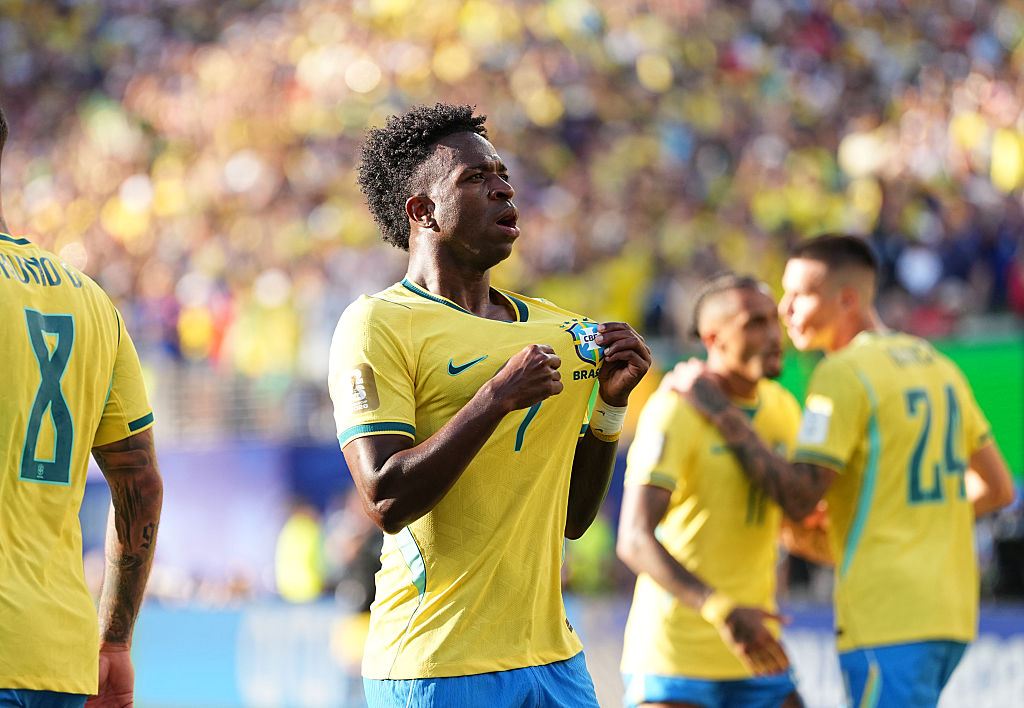Vinicius Junior, do Brasil, comemora gol contra o Marrocos, apontando para o escudo do Brasil.