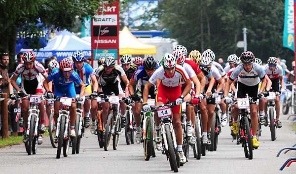Junior men start on the pavement
