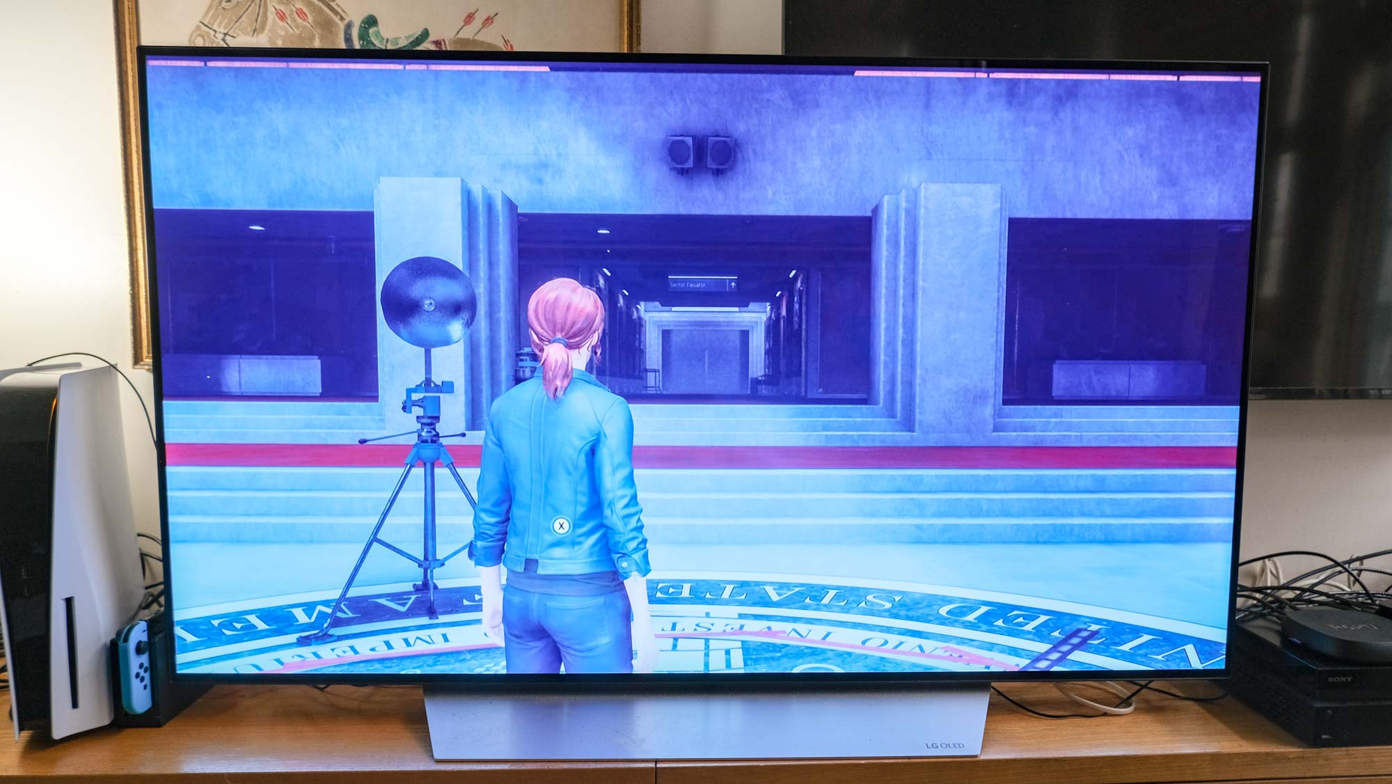 Jessie en el juego Control en un televisor conectado al Fire TV Cube (2022)
