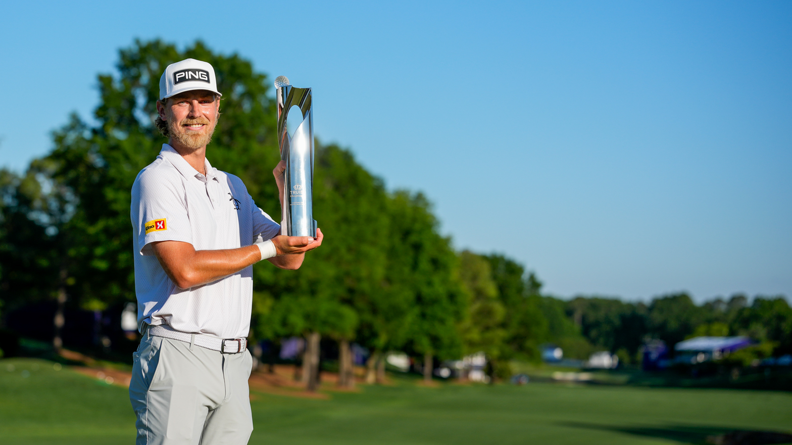 Kristoffer Reitan holds the Truist Championship on the 18th green