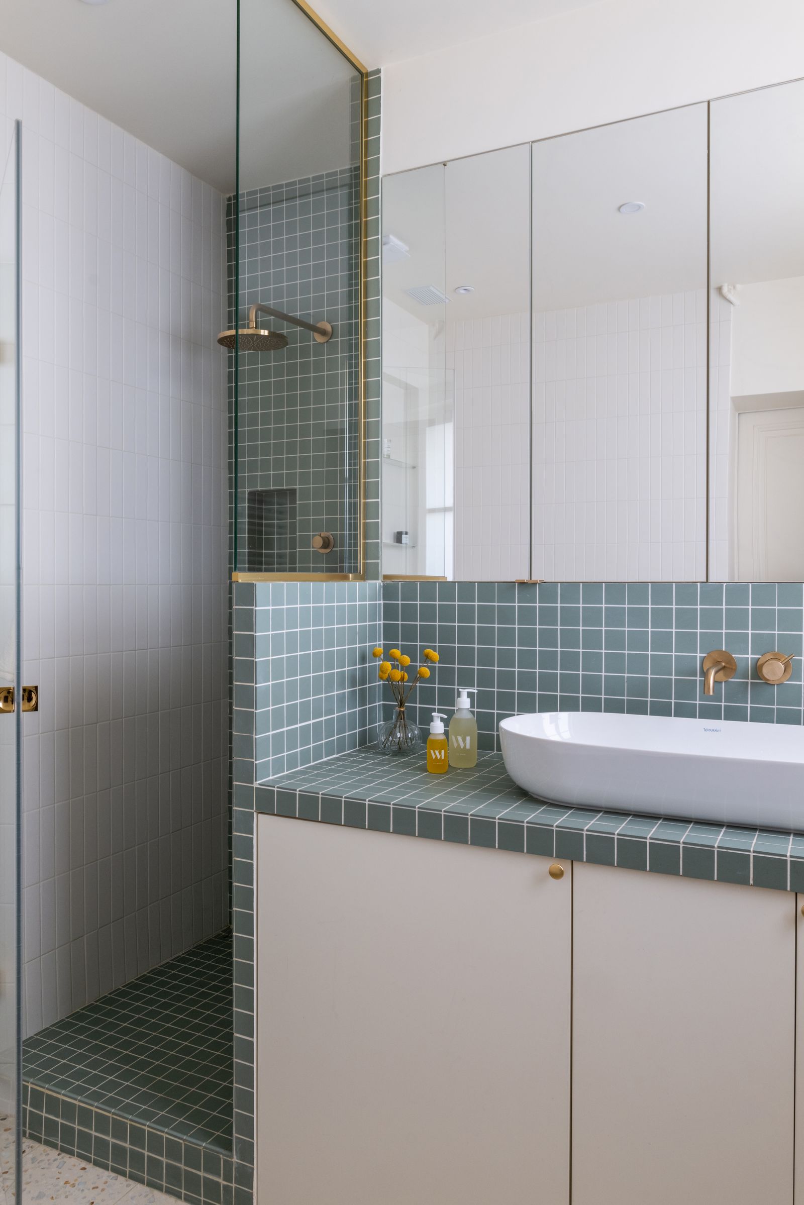 8 Shades That Will Add Color to a White Bathroom | Livingetc