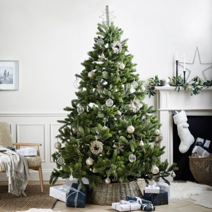 How to decorate a Christmas tree- a step by step guide with tips from ...