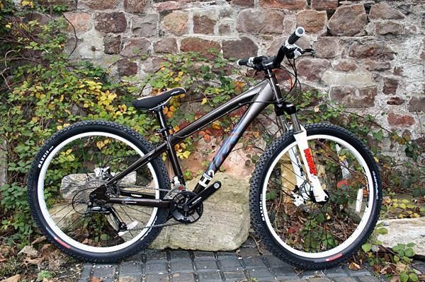 Hardy 2 comes with a tartan saddle and downtube decal.