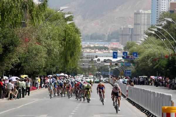 Ghader Misbani (Tabriz) leads the peloton up a small incline.
