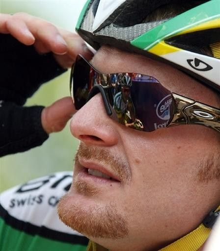 Floyd Landis (Phonak) keeps his cool before the start