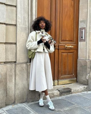 Easy winter outfits: @emmanuellek_ wears a wool jacket with a knitted skirt and trainers