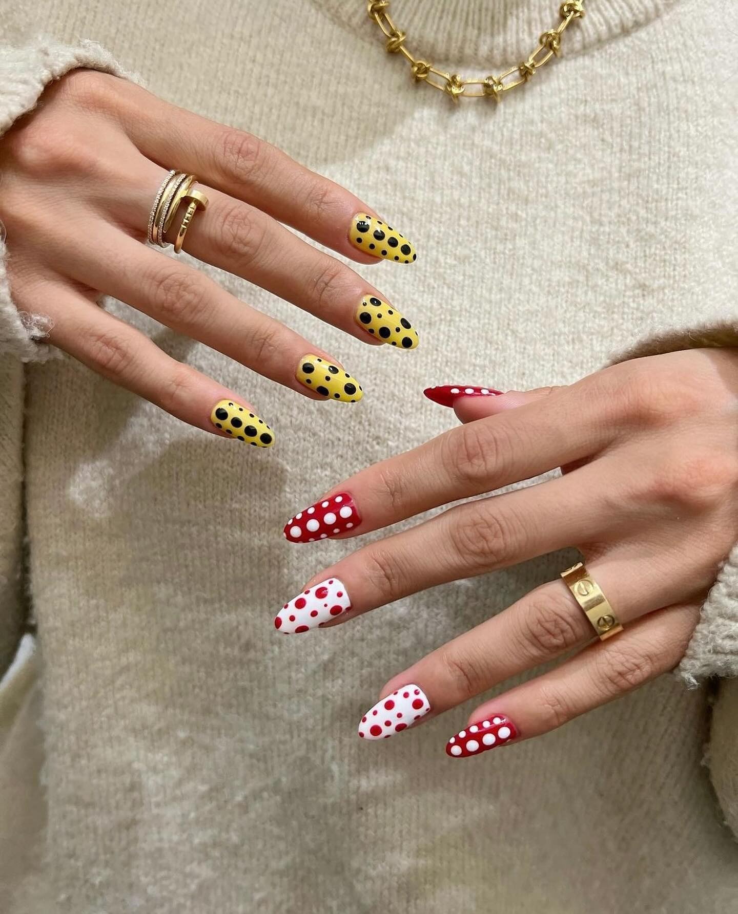On the one hand, yellow and black dot nails, and on the other hand, red and white dots