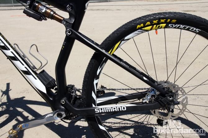 The seat tube is kinked to allow more room for the 100mm-travel single-pivot rear end.