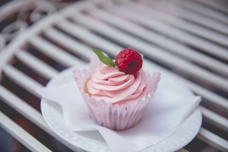 White chocolate and raspberry cupcakes